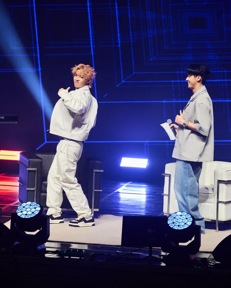 李玉璽（右）拱老闆炎亞綸脫衣。圖／晴空鳥提供