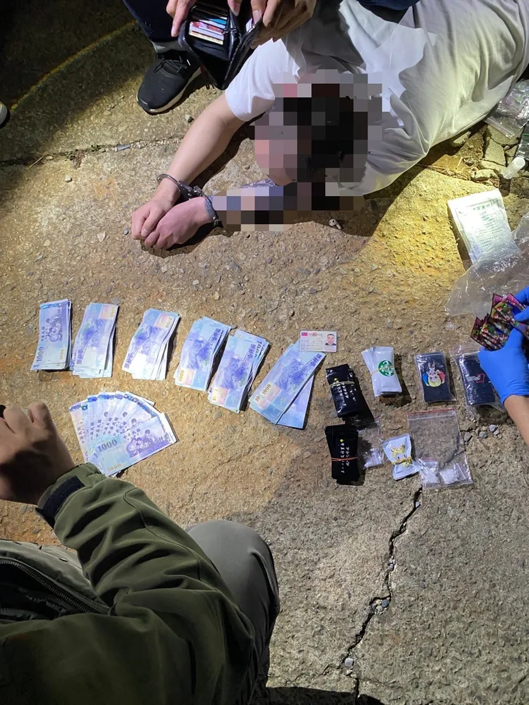 何男出面交易毒品，當場被警方逮捕。民眾提供