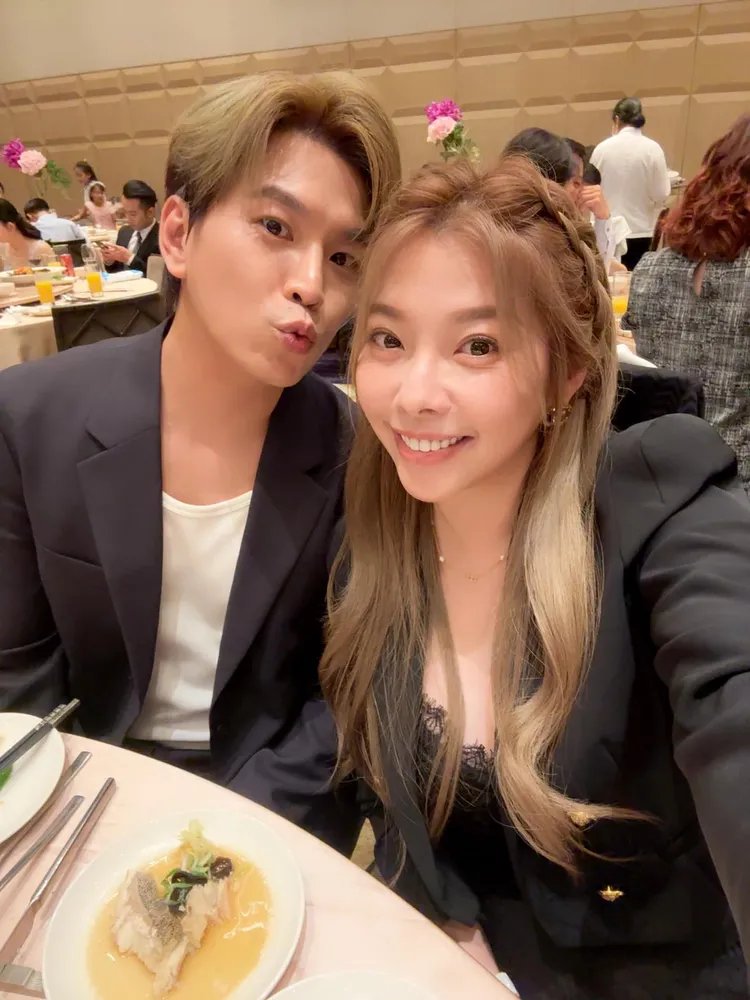 阿弟（蕭景鴻）2007年與Mei（邱馨葦）密婚，2人至今育有2女1子，感情依舊甜蜜。翻攝Mei 邱馨葦粉專