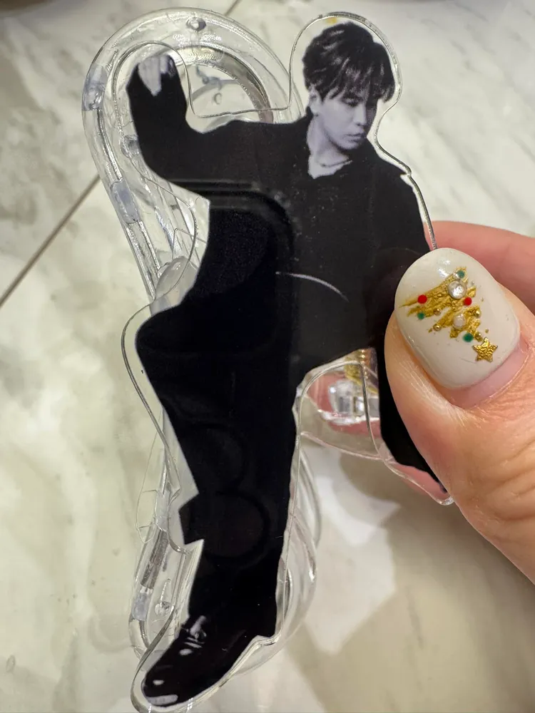 阿弟粉絲送的小禮物竟是阿弟人形髮夾。翻攝Mei 邱馨葦粉專