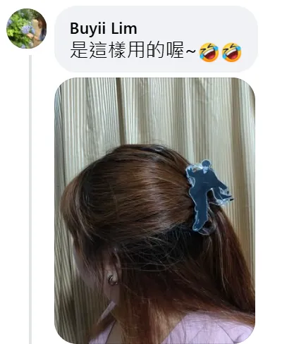 新加坡頭號粉絲送給阿弟的小禮物，還示範使用方式。翻攝Mei 邱馨葦粉專