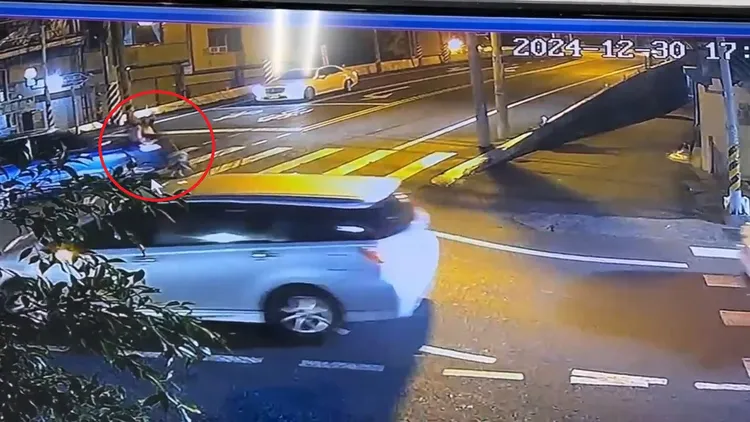 林姓祖孫過馬路被撞。民眾提供