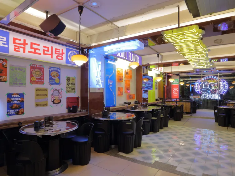 「鐘路大多力韓雞湯」店內空間呈現首爾鐘路老味道。UNCLE-K提供