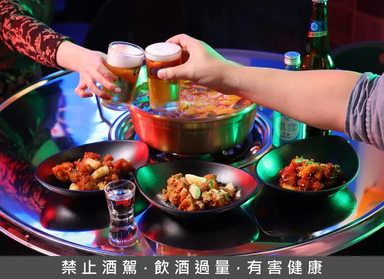 除了雞湯，店裡還有洋釀炸雞、醬油炸雞、雪花起司炸雞等口味的韓式炸雞可選擇。UNCLE-K提供