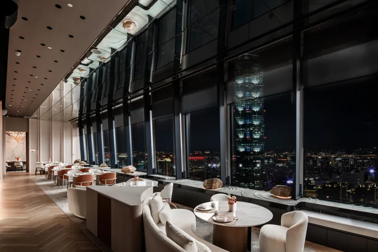 位於微風南山星空塔46樓的「川雅」用餐空間，就在101正對面的位置。川雅提供