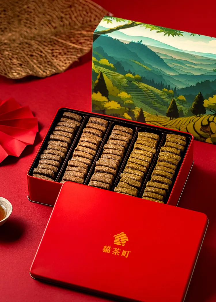 貓茶町迎蛇年推出的新品「響茶雲霄」，歷經一年研發製作，包含由清香至濃郁的五種台灣茶。2025新春禮盒優惠活動原價860元(盒)、兩盒優惠1500元、四盒優惠2680元。業者提供