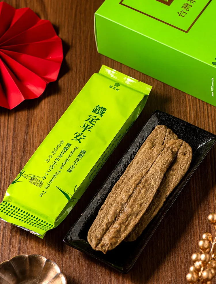 貓茶町迎蛇年「鐵定大平安」原價999元(盒)、兩盒優惠1688元。「鐵定平安」原價390元(盒)、一盒優惠360元、兩盒優惠660元。業者提供