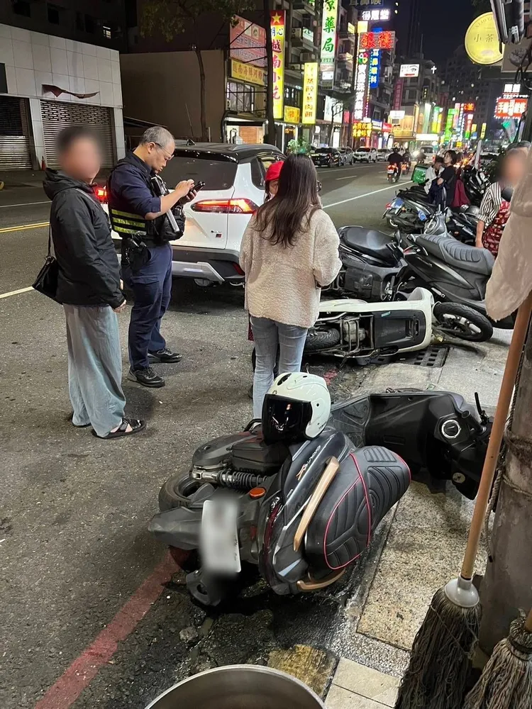 嫌犯連撞路邊停放4輛機車，造成2民眾手腳挫傷。翻攝畫面