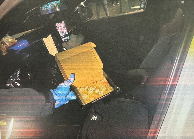 警方在車上查獲一盒為依托咪酯煙彈共25個及使用過的煙彈1個。翻攝畫面