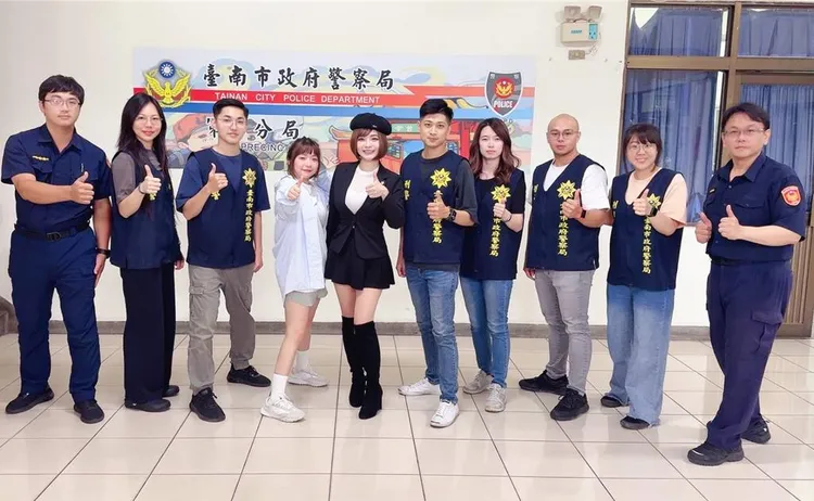 「雪乳戰神」郭鬼鬼與親子網紅「怡伶10」替南警拍反詐宣導片。警方提供