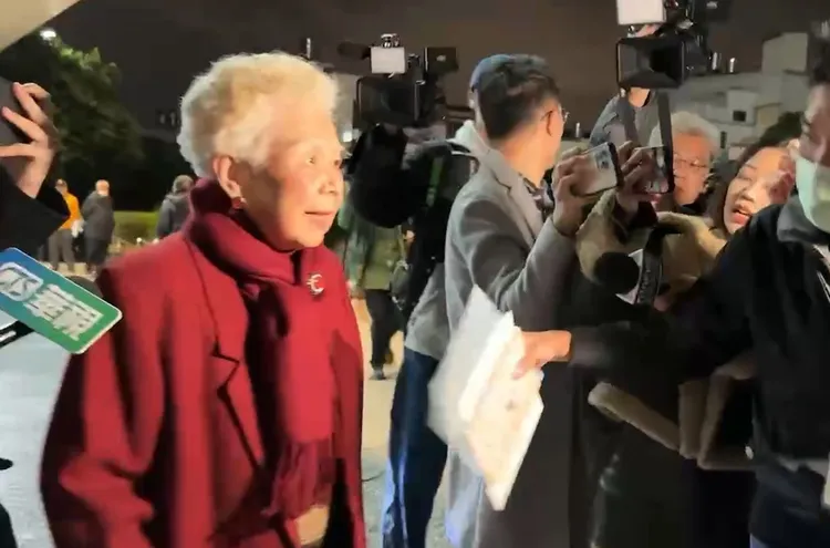 久違的柯媽也到醫院探視柯爸。翻攝畫面