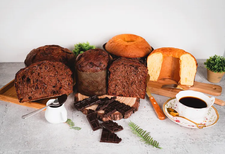 吳寶春麥方店聖誕巧克力潘納朵尼（圖左）500g／799元，潘威蛋糕（潘多羅戚風蛋糕）（圖右）500g／739元，聖誕巧克力米蘭（圖中）350g／550元。業者提供