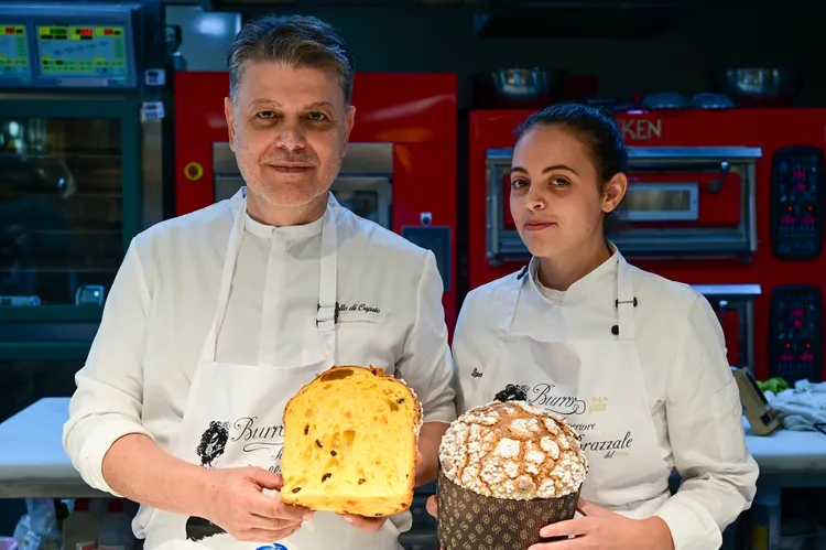 世界潘納朵尼冠軍、發酵學大師Aniello di Caprio(左)來台傳授經典潘納朵尼的製作心法，右為義大利及助理。業者提供