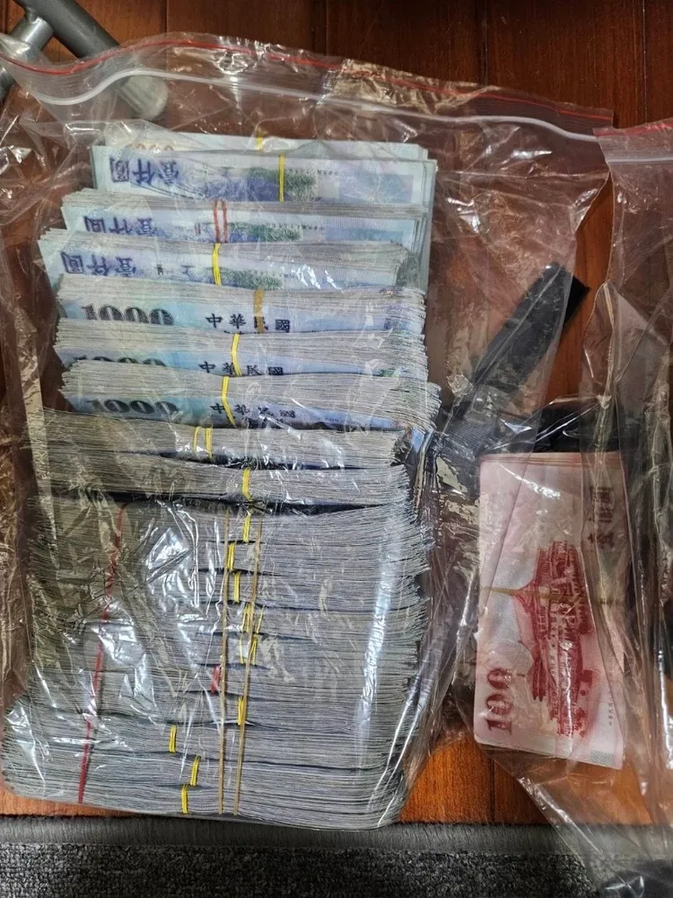 檢調搜索查扣184萬元現金。民眾提供
