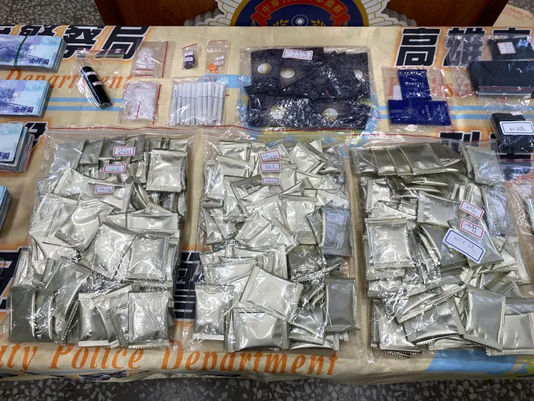 高雄刑大日前以突襲方式強勢攻堅，現場總計查獲60人與大批毒品。翻攝畫面