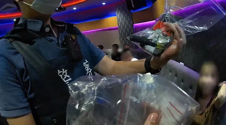 高雄刑大日前以突襲方式強勢攻堅，現場總計查獲60人與大批毒品。翻攝畫面