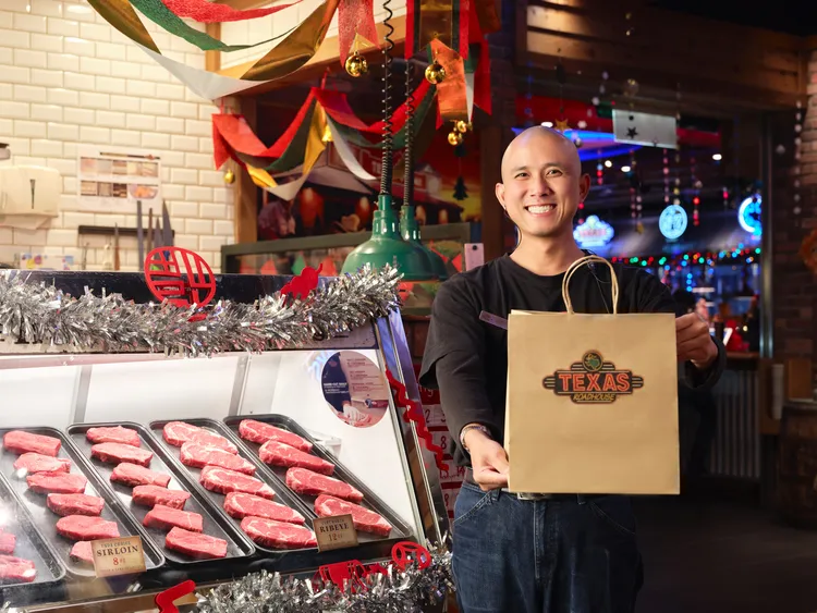 Texas Roadhouse德州鮮切牛排首次推出推出「冷藏生食系列」年菜，均附獨家特色香料粉，滿足喜愛享受自煮樂趣的消費者。業者提供