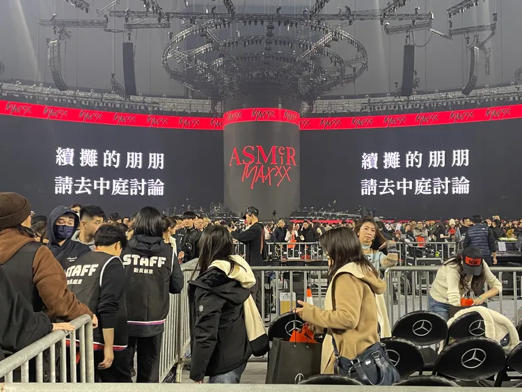 張惠妹散場字幕幽默提醒，加速粉絲疏散。王郁惠攝