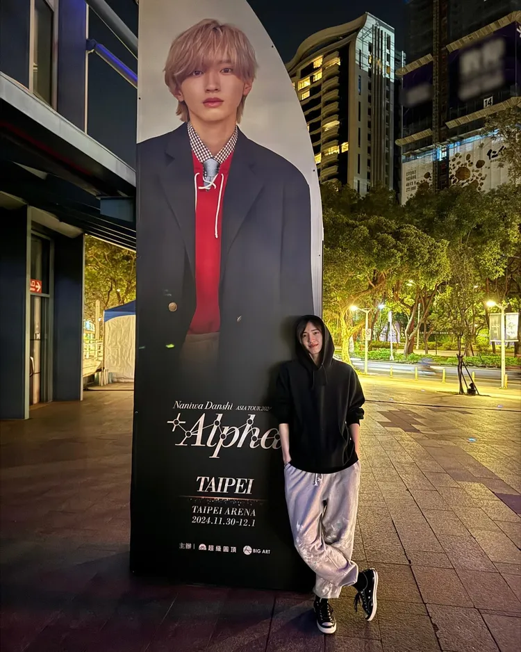 道枝駿佑與小巨蛋外自己的看板合照。翻攝道枝駿佑IG