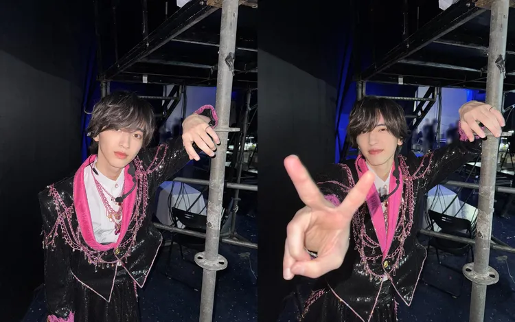 道枝駿佑上傳小巨蛋後台照，身上穿著開場服裝，開心對著鏡頭比YA。翻攝道枝駿佑IG