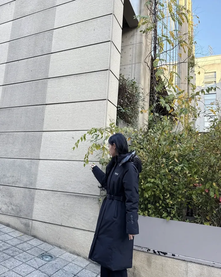 金智媛換上義大利羽絨品牌Duvetica的黑色連帽羽絨大衣。翻攝金智媛IG