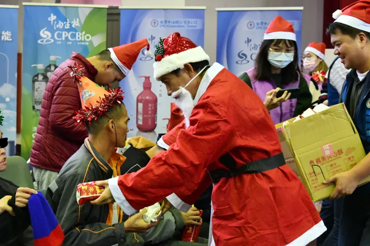 副廠長王金昌化身為聖誕老公公，將聖誕小禮物分送給每一位院生。桃煉廠提供