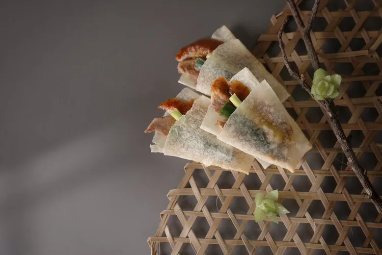 雲品溫泉酒店Ken Can中餐廳推出火焰鴨，在日月潭也能品嚐頤宮中餐廳的一鴨四吃料理。業者提供