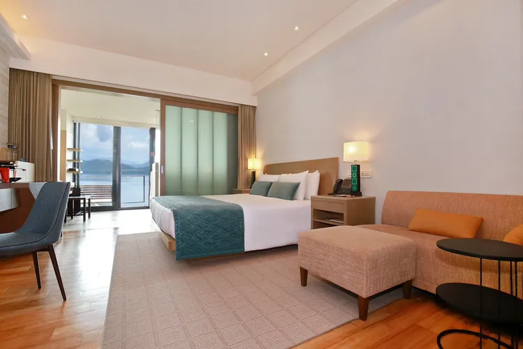 雲品溫泉酒店湖景客房擁有私人陽台，單床的房型還設有觀景式大理石溫泉浴池。業者提供