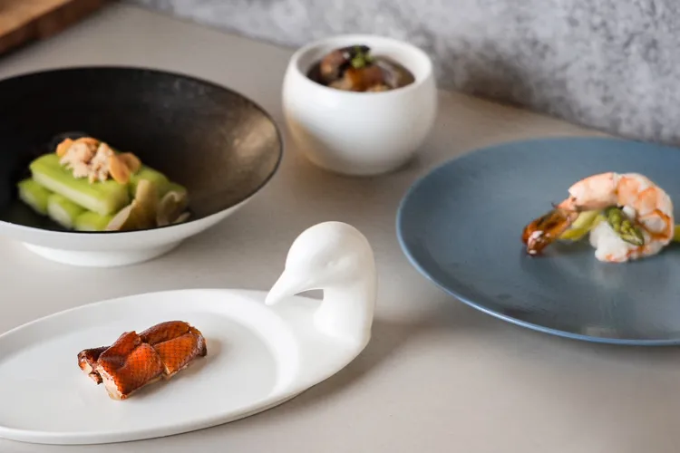 Ken Can中餐廳以在地食材出發融合頤宮中餐廳經典菜色，像先知鴨、羊肚菌爆炒蝦球等料理都能在日月潭品嚐到。業者提供