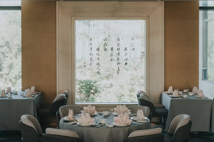 以蟬聯七屆米其林三星殊榮的頤宮中餐廳主廚陳偉強為名的KEN CAN by Ken Chan中餐廳，運用陳師傅的經典菜色加上南投在地元素激盪出與其他粵菜餐廳不同的滋味。業者提供