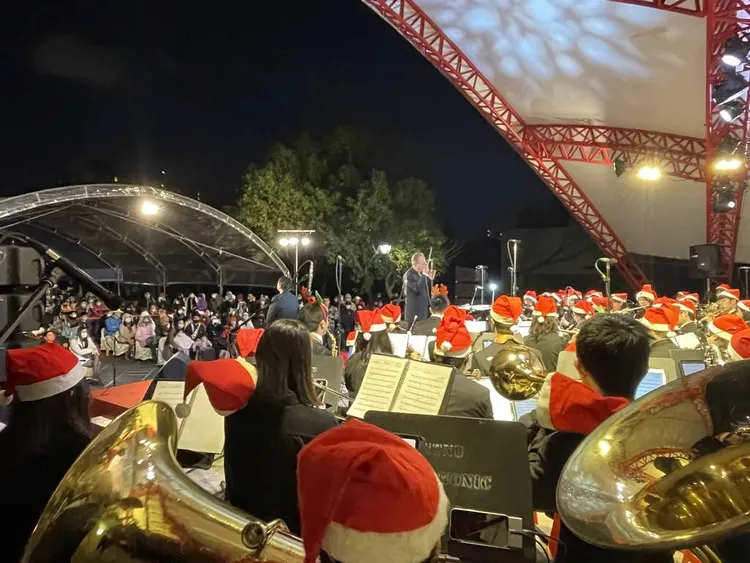 活動地點設於自來水園區，園內不僅有美麗的花卉和應景的聖誕燈飾，每週六更有音樂表演，為節慶氛圍注入活力。業者提供