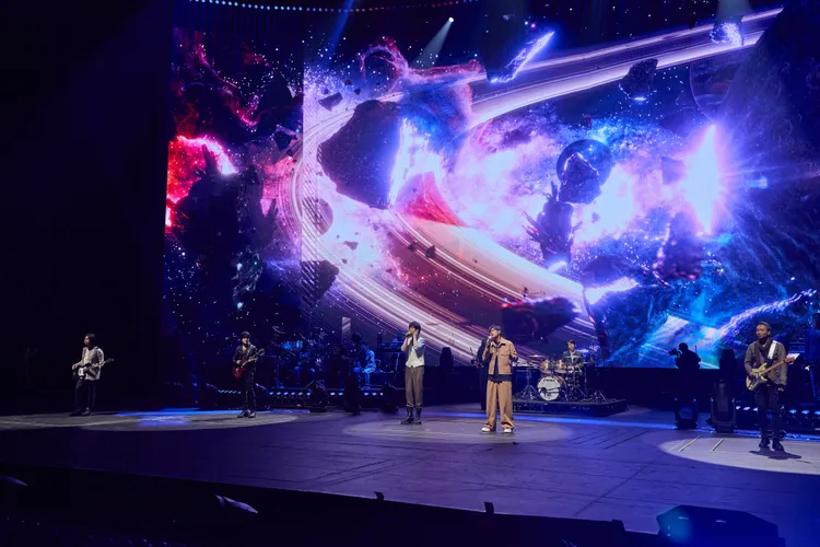 周杰倫與五月天合唱《我是如此相信》。圖／杰威爾提供