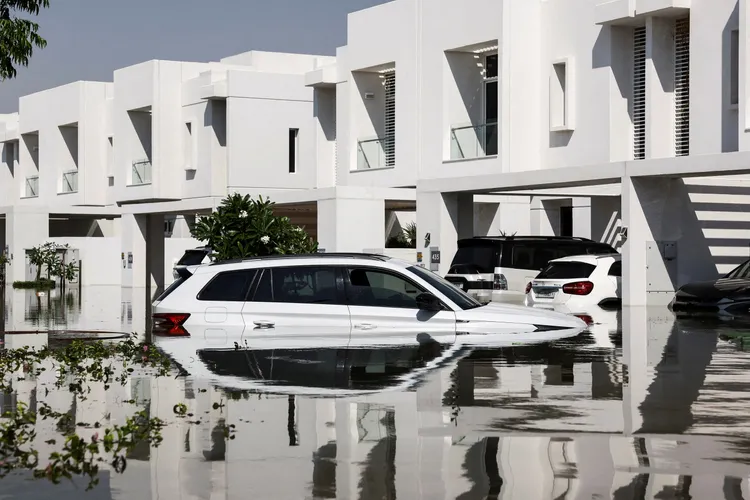 阿聯大公國出現罕見水患，圖為4月18日杜拜一處住宅區的積水。路透社