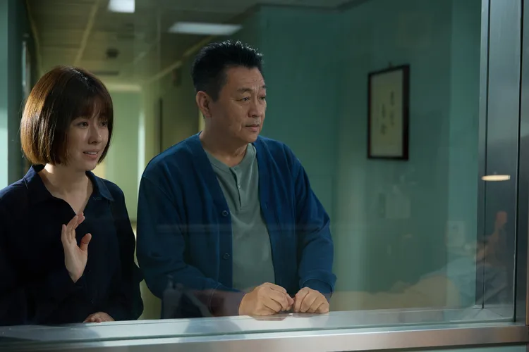 李維維（左）看到宋偉恩完全不用培養情緒就會落淚，右為庹宗華。大愛提供