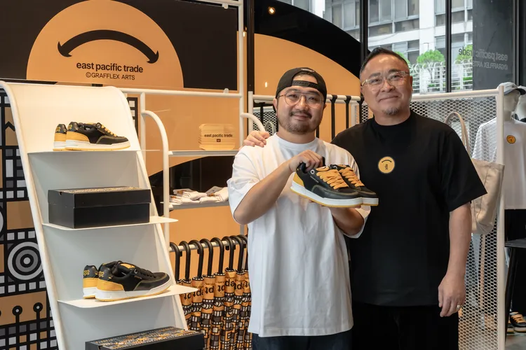 藝術家GRAFFLEX（左）與身為好友的EPT創辦人Jai Baek（右）共同合作。品牌提供
