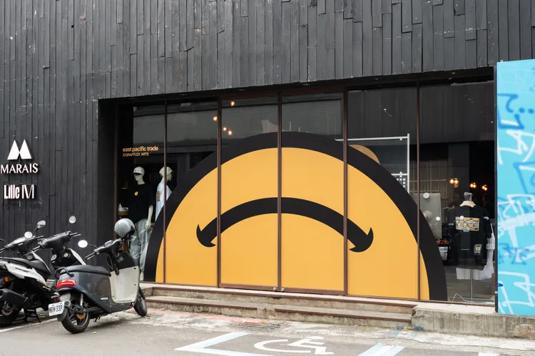 被翻轉的「沒有眼睛的笑臉」圖樣躍上櫥窗玻璃。品牌提供