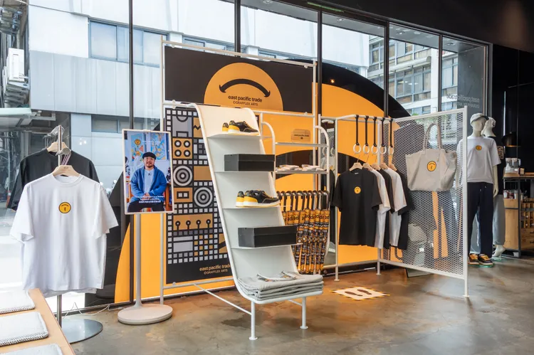 快閃店以「沒有眼睛的笑臉」打造聯名藝術空間。品牌提供