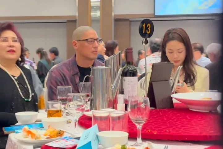 尾牙席間，蔣友柏頻頻望向莊涵雲。讀者提供