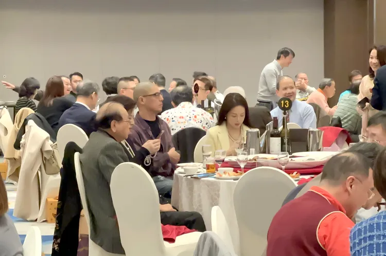 蔣家第4代蔣友柏跟緋聞特助莊涵雲出雙入對參加朋友生技公司尾牙宴。讀者提供