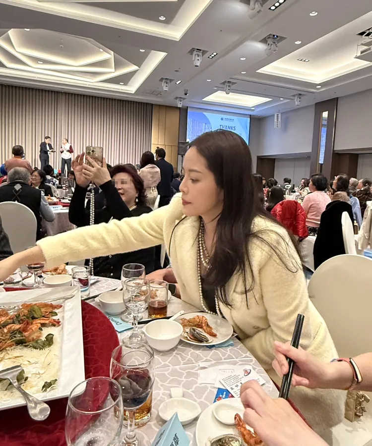 蔣友柏特別助理莊涵雲一身珠光寶氣，起身夾海鮮料理。讀者提供