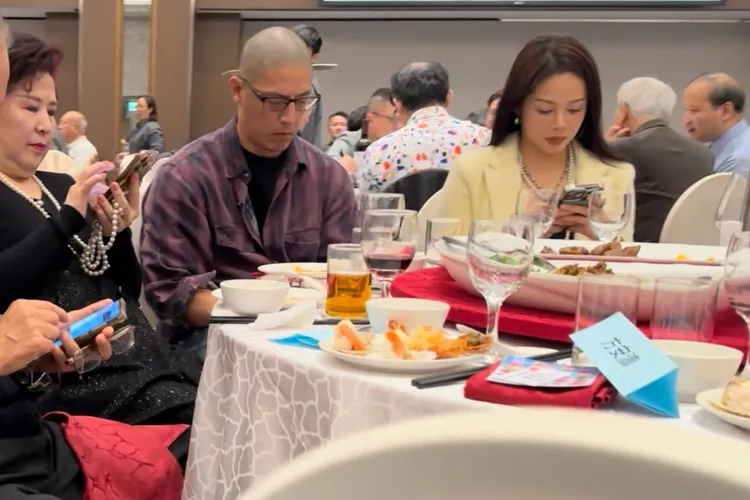 蔣友柏（左）和莊涵雲一起吃尾牙，不約而同低頭滑手機。讀者提供