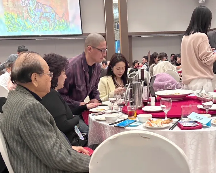 晚間8點多，蔣友柏起身準備帶莊涵雲離開。讀者提供