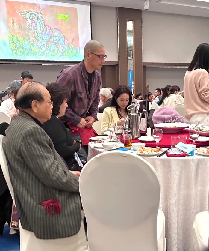 蔣友柏看完來賓的表演後，抓緊時間和莊涵雲離開現場。讀者提供