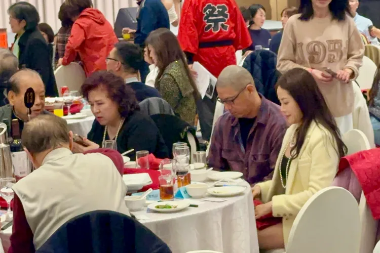 蔣友柏緋聞女友莊涵雲（右）鵝黃色外套很亮眼。讀者提供