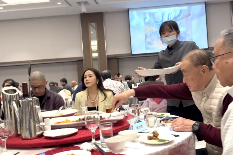 蔣友柏（左起）與特助莊涵雲、前國防部長馮世寬同桌吃尾牙。讀者提供