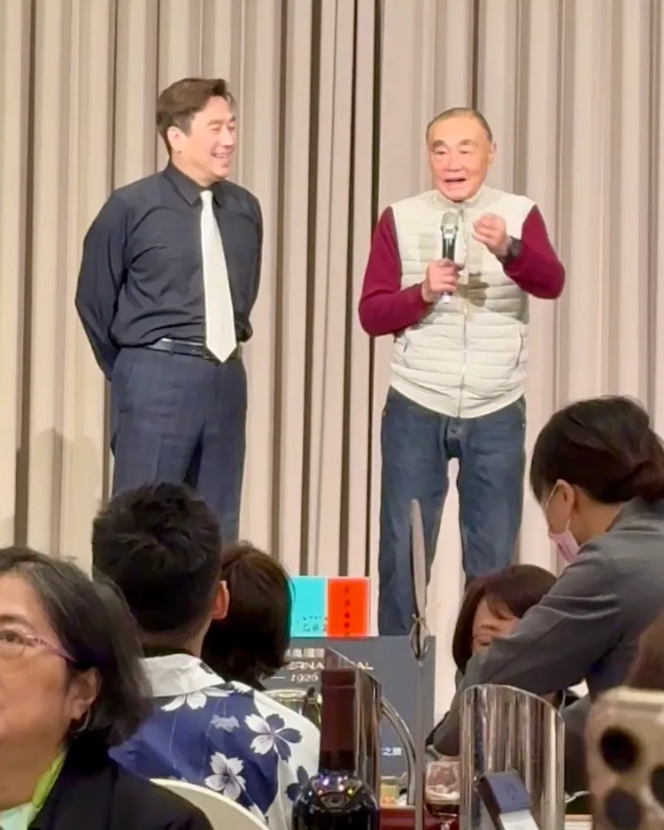 前國防部長馮世寬（右）上台致詞。讀者提供