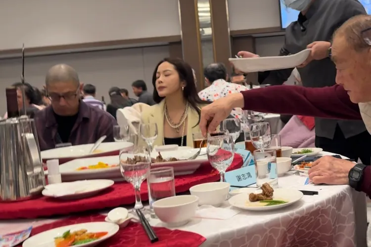 前國防部長馮世寬（右）認真夾排骨，蔣友柏（左）和莊涵雲同桌用餐。讀者提供