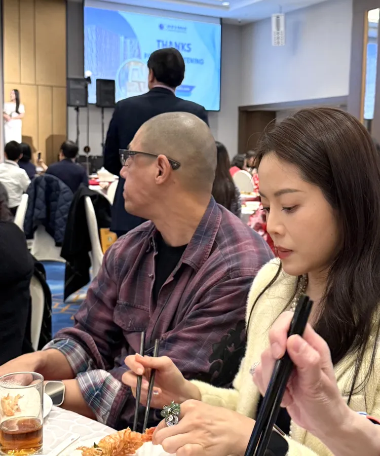 莊涵雲（右）大啖炸明蝦料理，蔣友柏在旁動也不動。讀者提供