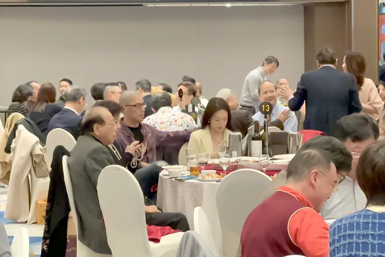 蔣友柏（中）帶緋聞女特助莊涵雲吃生技公司尾牙宴，手很自然地靠在她背後。讀者提供