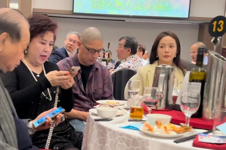 蔣友柏不時低頭滑手機。讀者提供